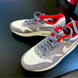 Size 6 Nike women’s shoes